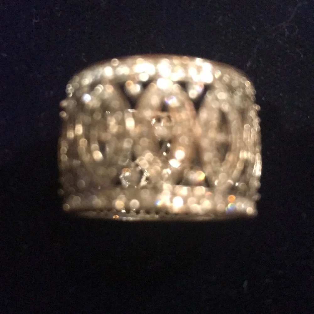 Ring with stone pattern all around